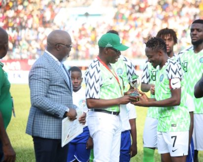 Delta State Governor Ifeanyi Okowa Delivers $50, 000 Pledge To Super Eagles