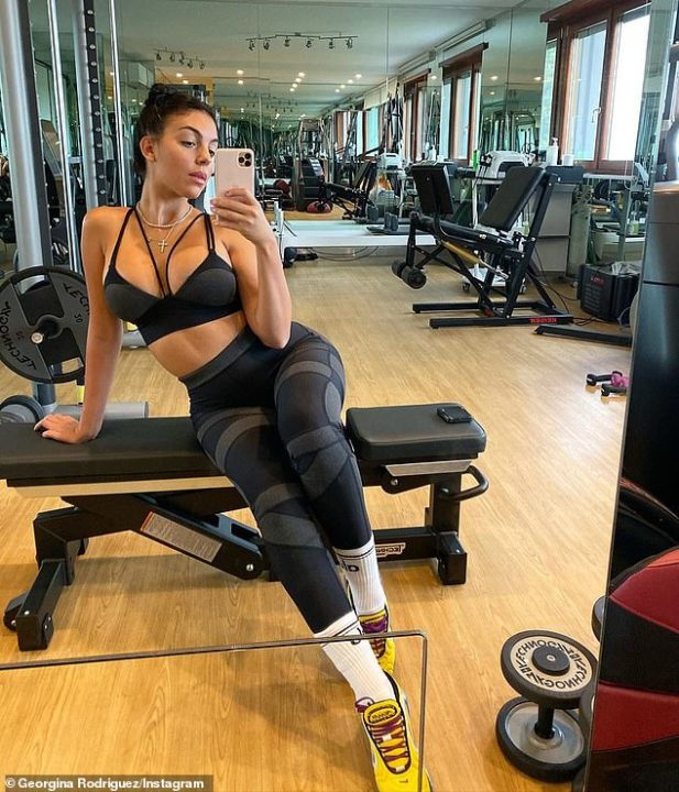 Plunging Sports Bra Shows How Busty Cristiano Ronaldo's Girlfriend Georgina Rodriguez Is 9 Plunging Sports Bra Shows How Busty Cristiano Ronaldos Girlfriend Georgina Rodriguez Is2