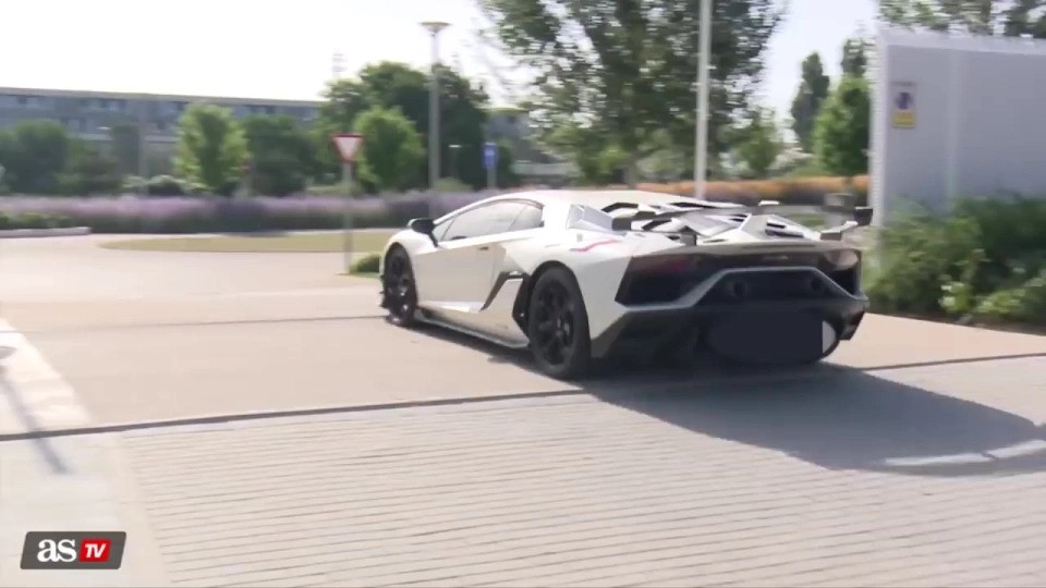 Eden Hazard Shows Off Newly Bought £500,000 Lamborghini Aventador SVJ In Training 2 Eden Hazard Lamborghini Aventador SVJ