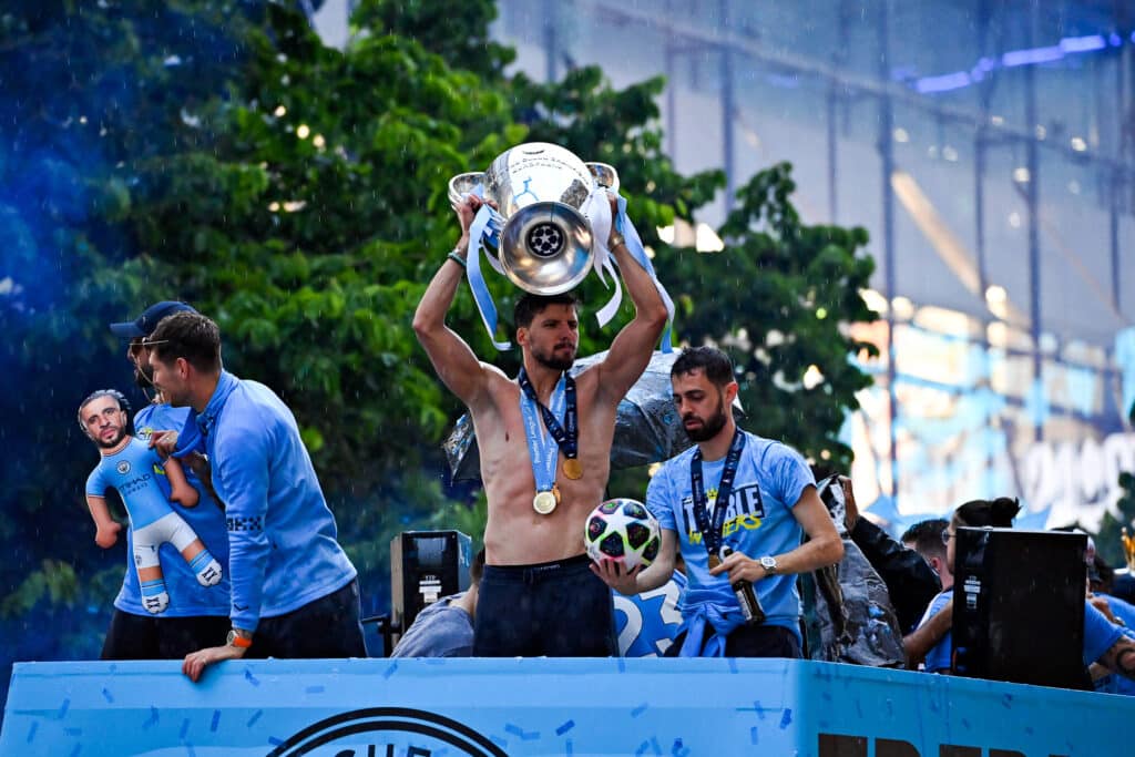 top 10 defenders in the world