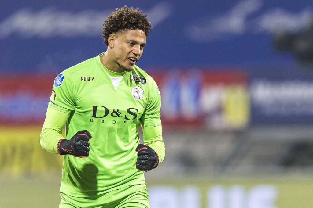 Maduka Okoye Biography, Salary, Net Worth, Wife, Mother, House, Cars 2 Maduka Okoye super eagles