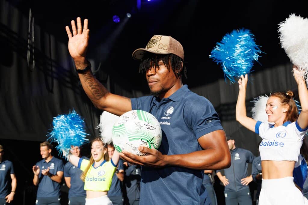 Gift Orban biography - Parents, origin, stats 1 Gift Orban greets fans