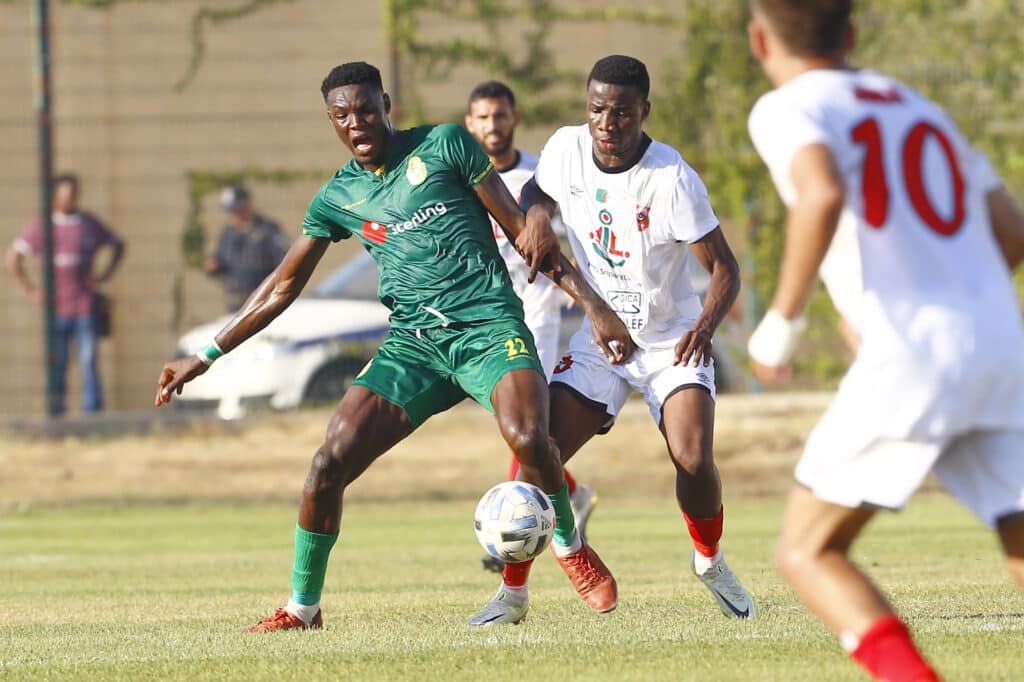 Bendel Insurance's Imade Osarenkhoe up against two ASO Chlef defenders