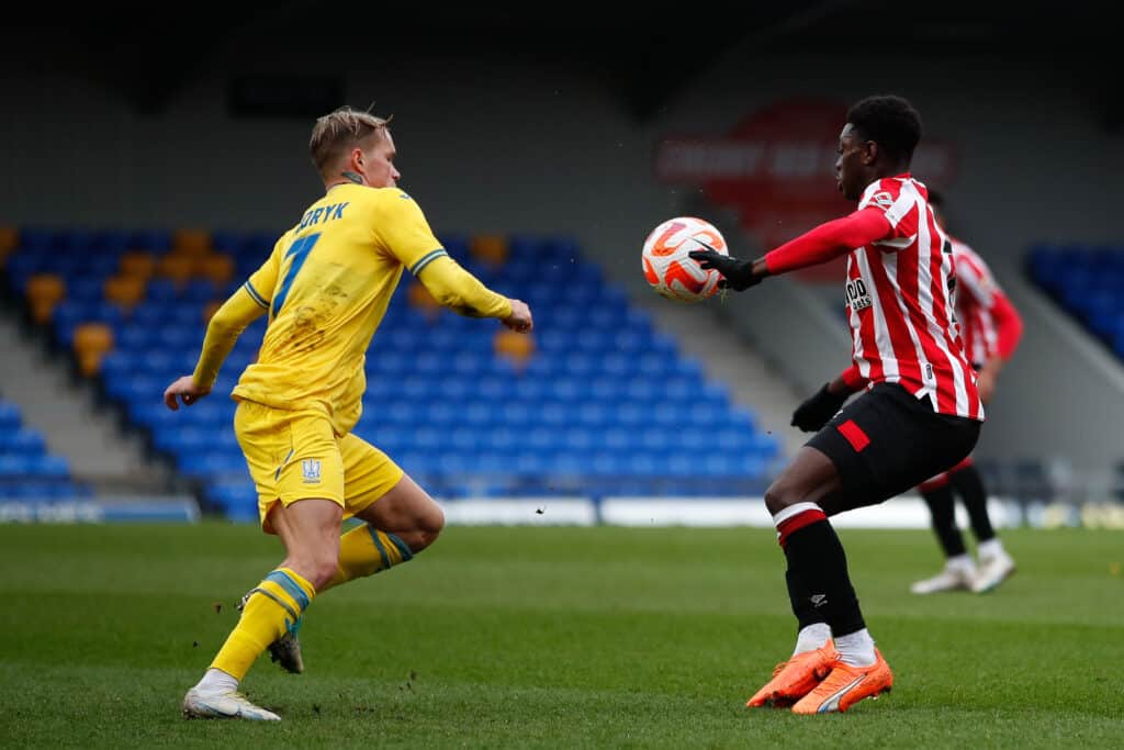 Who is the fastest player in the Premier League? 3 Chelsea's Mykhailo Mudryk is one of the fastest players in the Premier League