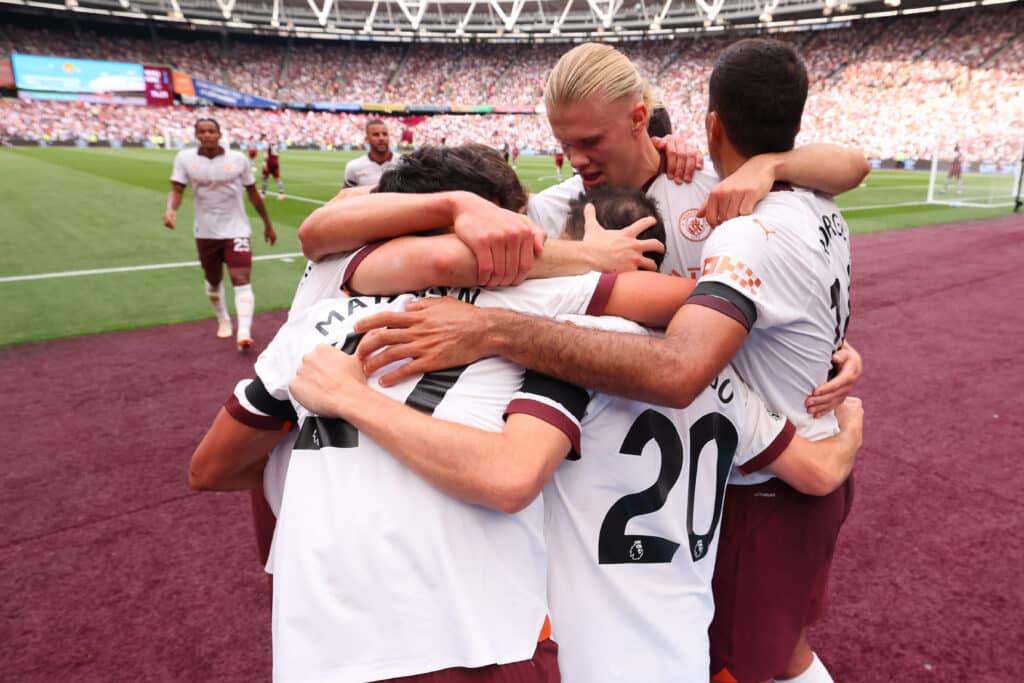 Bernardo Silva of Manchester City celebrates with team mates after he scores for 1-2 in the 76th minute