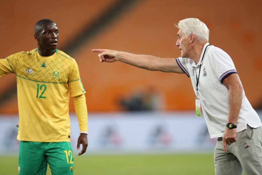 Hugo Broos, coach of South Africa discusses tactics with player
