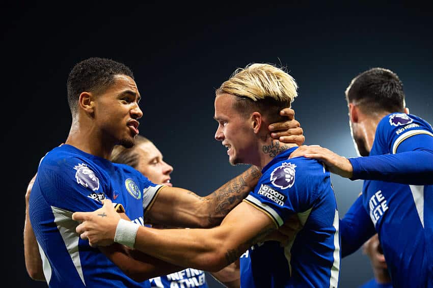 Chelsea players celebrate Mykhaylo Mudryk's goal