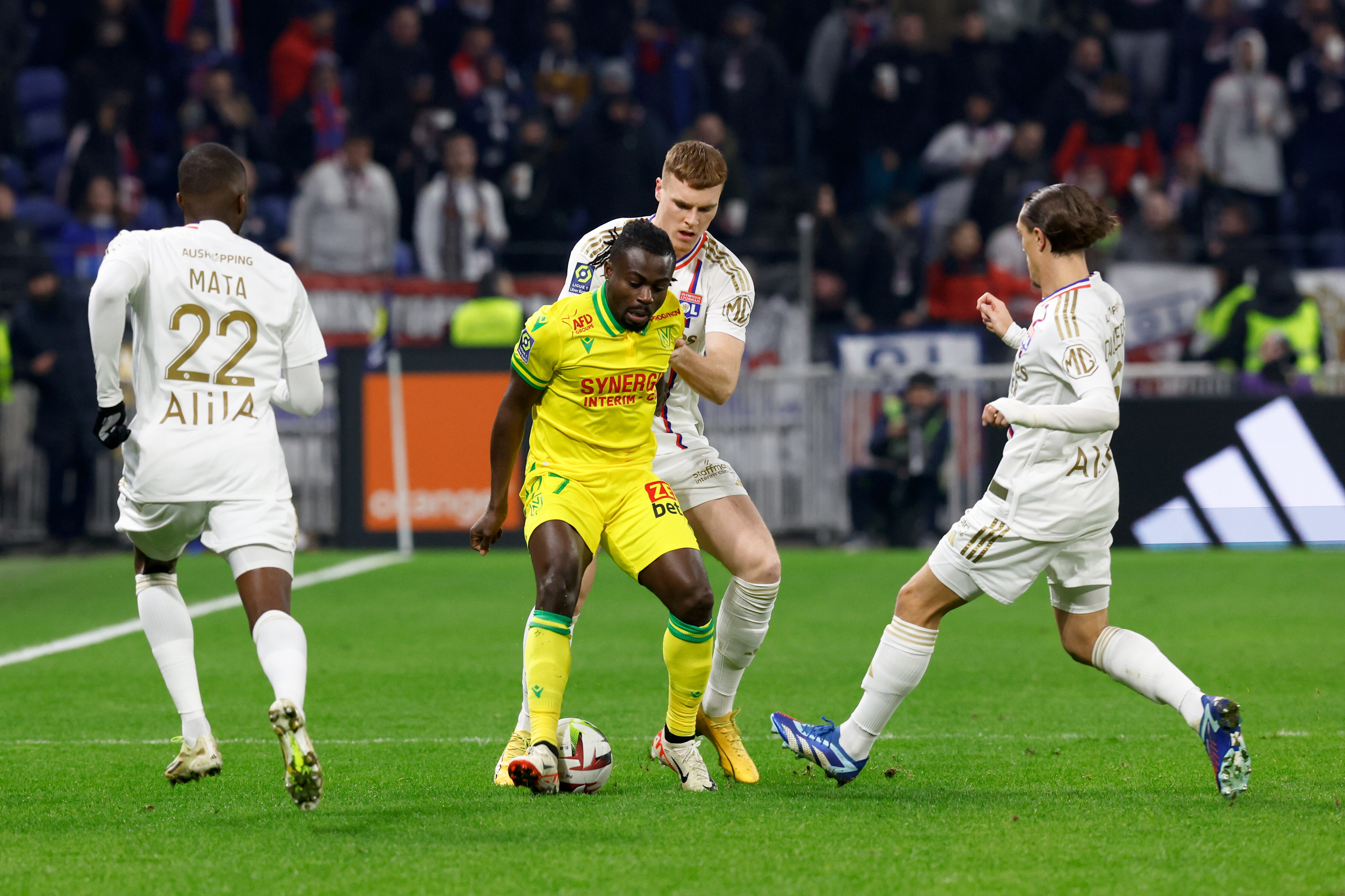 Moses Simon signs new contract with Nantes
